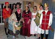 Gruppenfoto - v.l.n.r.: Rotkäppchen, Schneewittchen, Hänsel, Hexe, böse Stiefmutter, Schneiderlein, Gretel, Frau Holle, Märchenprinz