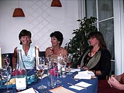 Silvia von Stein in Nöten den beiden Damen Miriam Wagner und Susi Seifert ihre Verbindung zu Dr. Schwarz zu erklären