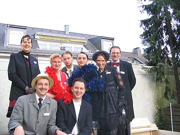 Die Trauergesellschaft, links hinten beginnend: Magdalena Husova, die reizende Viola, Papa Josef Tycha, die aufreizende Helena, Sidonia, Frnzchen T.; Vorne links beginnend: Emil Hypschmann, Tomas